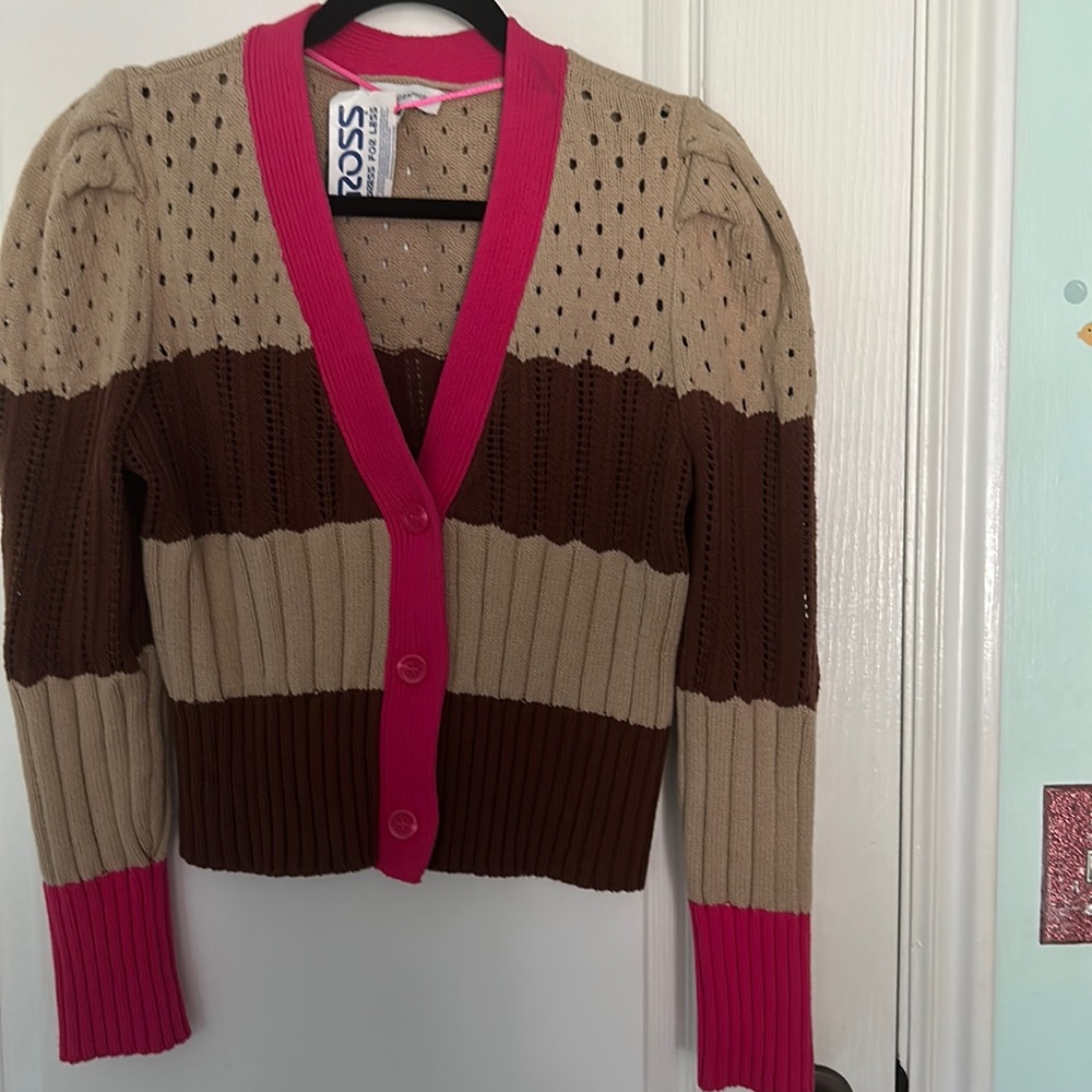 Cute sweater with details sleeves, knit material, new with tags❤️